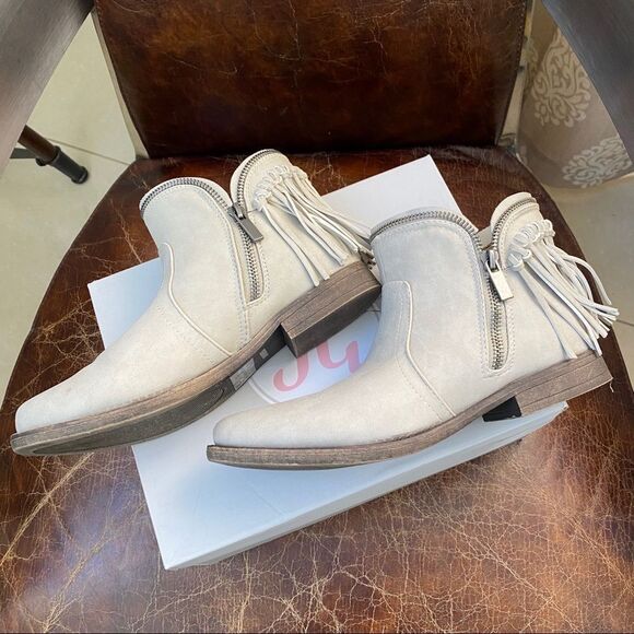 Journee Collection ivory fringe ankle boots 71/2
